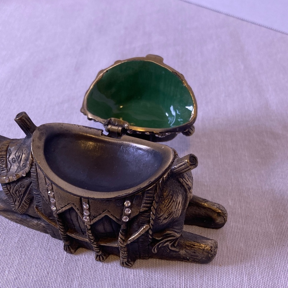 🐪 Vintage-Style Camel Trinket Box – Brass Tone with Rhinestone Accents - Picture 5 of 15